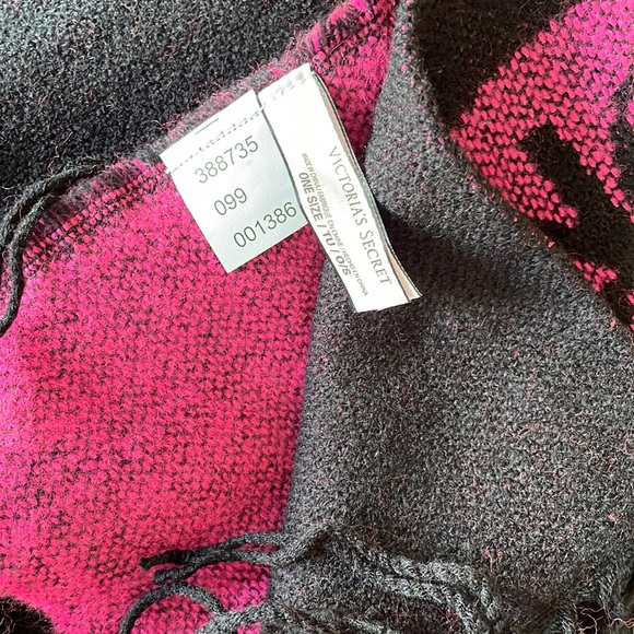 VICTORIA’S SECRET heart throw blanket - Picture 2 of 3